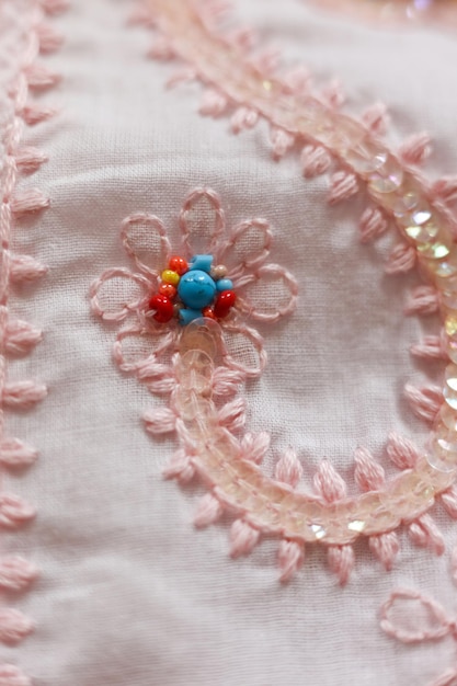 Delikatny haft na tkaninie